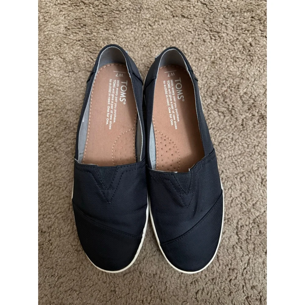 Women's TOMS Black & White Slip-On Flats US 7